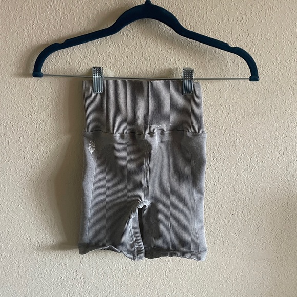 NWOT FP Movement Happiness Runs Bike Shorts Size M/L - Picture 5 of 8